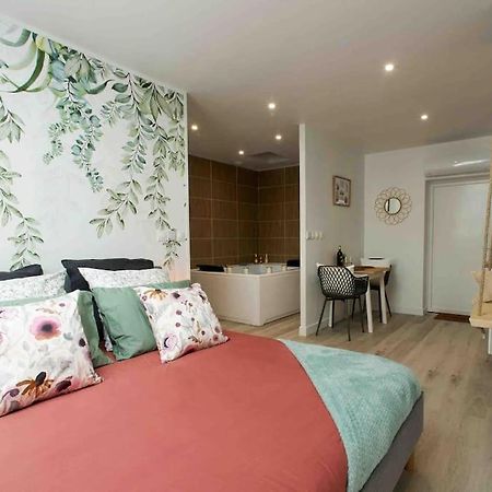 Love Room Et Spa - Le Cocon Aubie-et-Espessas Extérieur photo